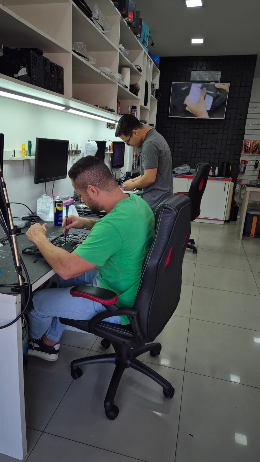 Equipe trabalhando em um notebook na bancada